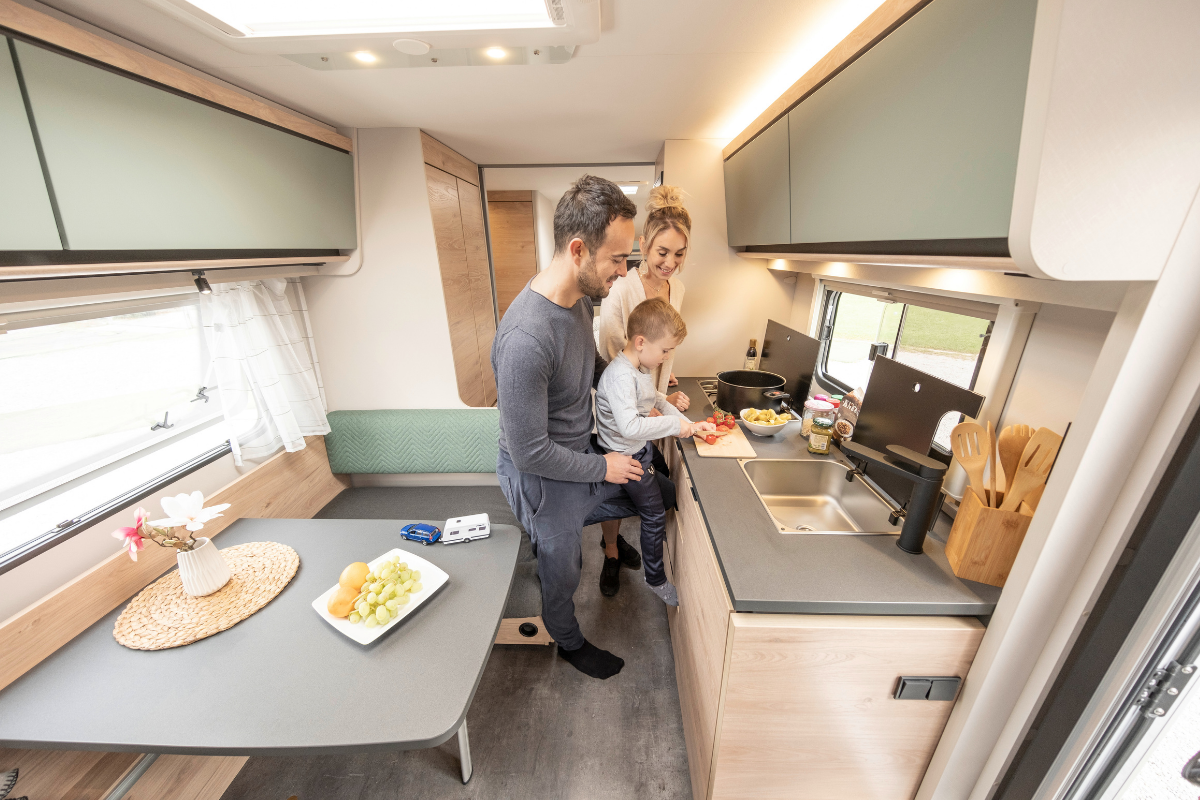 Dethleffs Camper 530 FSK Innenansicht Küche und Essplatz