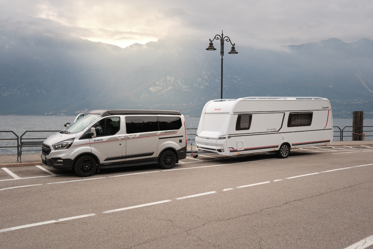 Dethleffs Camper 530 FSK Aussenansicht auf der Straße