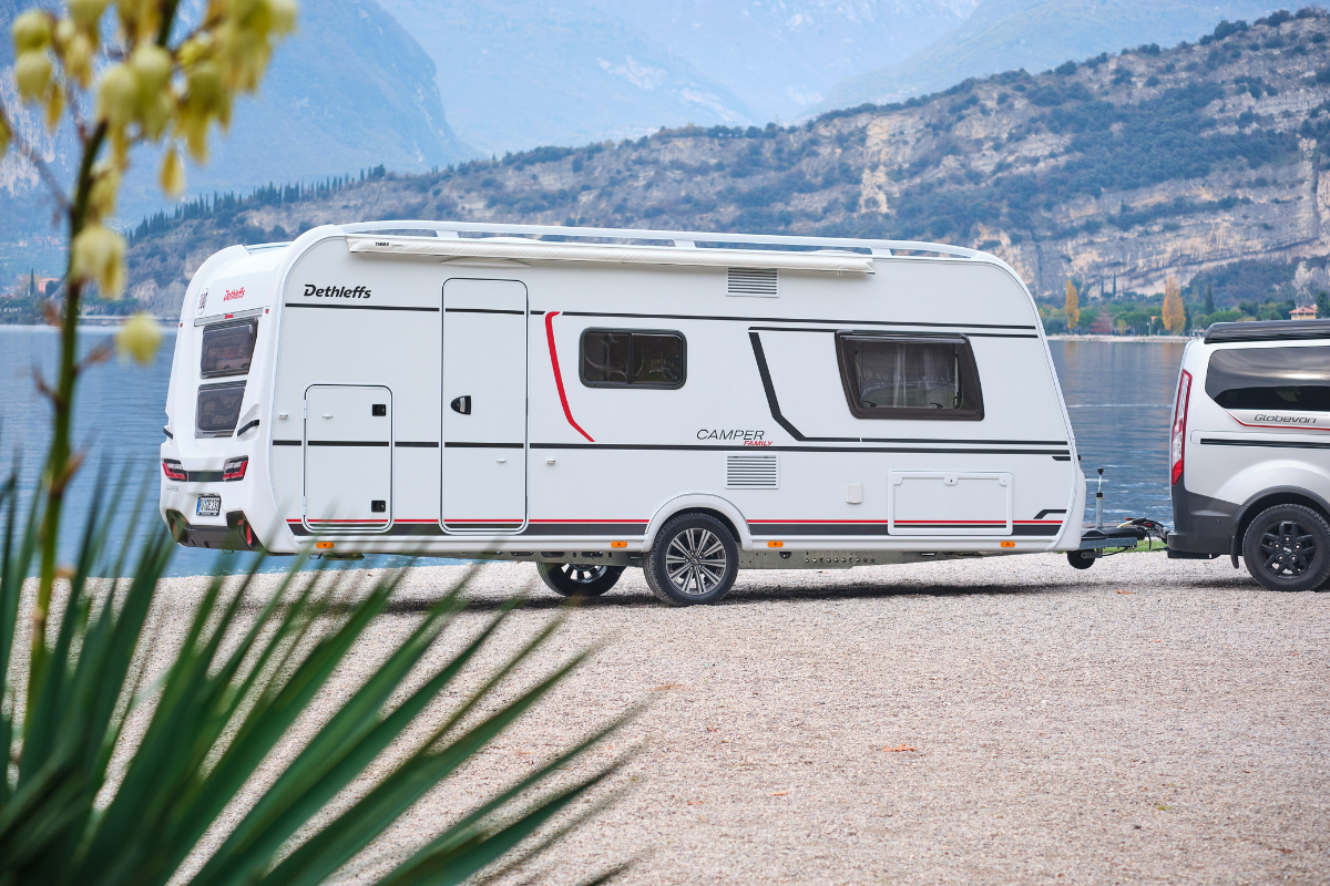 Dethleffs Camper 530 FSK Aussenansicht auf der Straße vor Gebirge